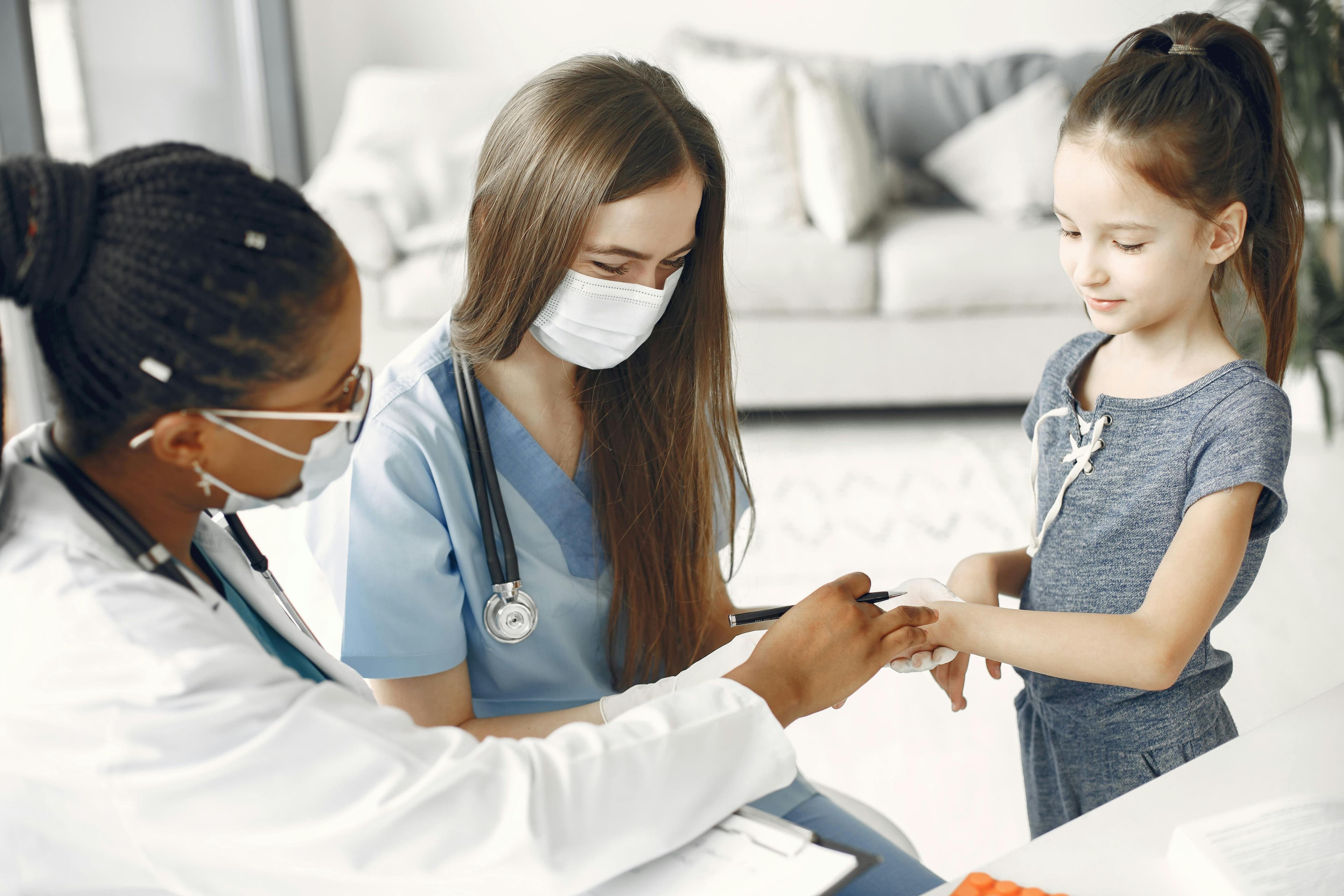 Pédiatrie : quels métiers pour travailler avec des enfants ?
