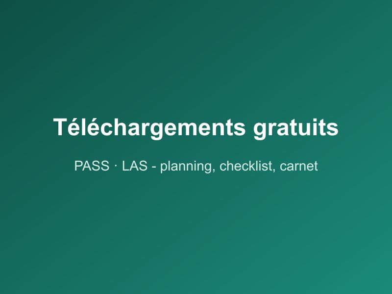 Trois documents PDF imprimés posés sur un bureau : planning de révisions, checklist Parcoursup et carnet d’erreurs QCM.